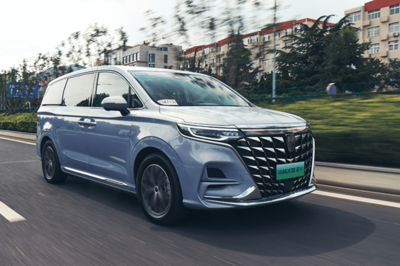 純電動MPV對決 榮威iMAX8 EV與嵐圖夢想家純電版，納米材料技術加持下的較量